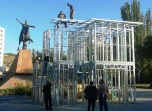 Մամիկոնյանի արձանի մոտ՝ շինարարություն