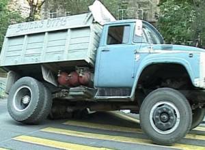 Բեռնատարը Երևանի կենտրոնում շուռ է եկել