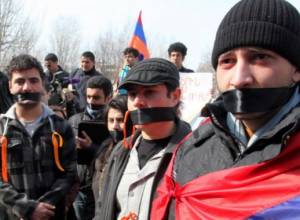 Ոստիկանները բուհի մոտ