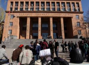 Ուսանողները դիմում են ռեկտորին