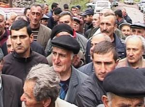 Պահանջում են բուլդոզերները հանել ձորից