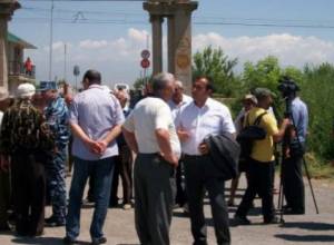 Գյուղացիները փակել են ճանապարհը