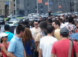 Այս պահին քաղաքապետարանի դիմաց