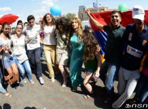 «Թև ու թիկունք» նստացույց անողներին