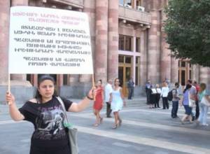 Մանկատան նախկին սանը՝ կառավարության դիմաց