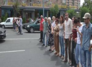 Կոմիտաս 5 շենքի բնակիչները կենդանի պատ են կազմել