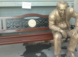 Ավ. Իսահակյանը՝ նստարանին
