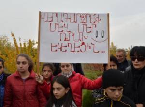 Բնակիչները քահանային. «Եկեղեցին մի պղծեք»