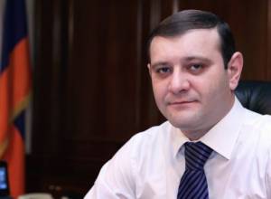 Տարոն Մարգարյանը սպորտային մեքենա կվարի