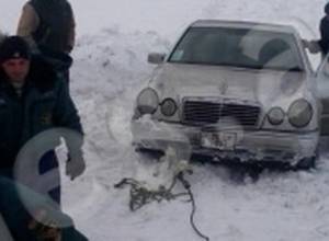 Մեքենաներն արգելափակվել են ձնակույտի մեջ
