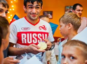 Арсен Галстян будет болеть за хоккеистов