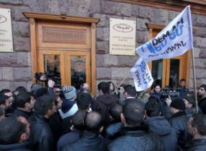 Сотрудники железной дороги проводят акцию