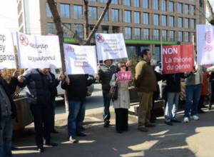 Гендерная акция перед посольством Франции