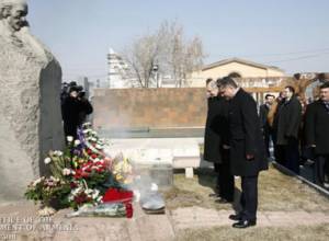 Վարչապետը՝ Հրանտ Մաթեւոսյանի գերեզմանին