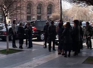 Жители села  Ленуи требуют квартиру