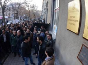 Ատոմակայանի աշխատակիցները ՄԻՊ գրասենյակի մոտ են