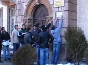 Գյումրիում գիրք նվիրելու օրը վերադարձնում են ՀՀԿ-ի նախընտրական բուկլետները