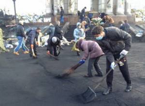 Maidan demonstrators return to their routines