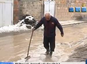 Улица в Гюмри, непроходимая из-за грязи