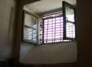 Сотрудник безопасности передает подсудимому зеленую массу