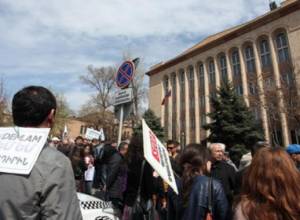 Перед КС раздают белые ленты