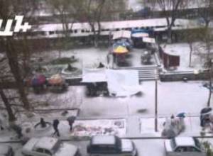 Град и дождь помешали торговле на “Вернисаже” (видеоматериал)