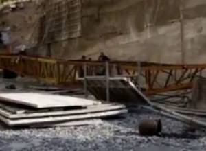 Подъемный кран упал в ущелье: несчастный случай с летальным исходом в Ереване