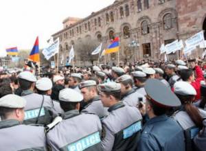 Тигран Саркисян также вышел на улицу