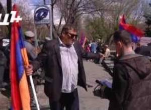 Group holds march to presidential compound to know Serzh Sargsyan's answer