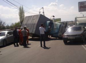 Грузовик перевернулся на улице Давит Бека