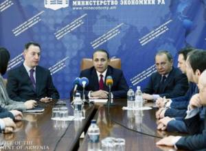 Hovik Abrahamyan introduced new Minister of Economy Karen Chshmarityan to staff