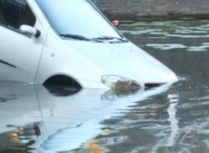 На межгосударственной дороге машина упала в канал