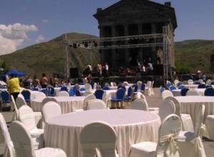 Գառնու տաճարում համերգ եւ կերուխում է