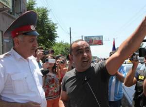 Negotiation in Arshakunyats Avenue