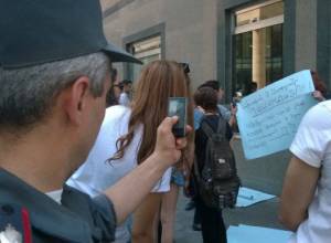 Policemen are removing posters: photos from the Afrikyans house