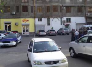 Полицейские с дубинками около дома Африкянов