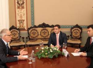 Eduard Sharmazanov offers Alexey Sergeev to open exhibition dedicated to Armenian Genocide 