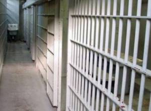 Пожизненно осужденный  перерезал вены