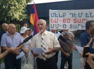 Paruyr Hayrikyan holding protest at 26 Baghramyan Avenue