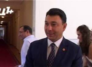 Շարմազանովը պատասխանում է լրագրողների հարցերին