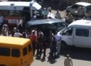 Мерседес врезался в маршрутное такси 