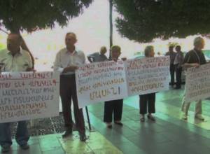 «3 միլիոնանոց ազգը 131 բուղա դեպուտատ է պահում». Ակցիա կառավարության մոտ