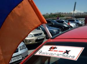 Показательно припаркуют автомобили на "красных линиях"