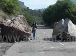 Հսկայական քարերն ընկնում են ճանապարհի երթևեկելի մաս