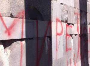 Турист из России осквернил  Гарни