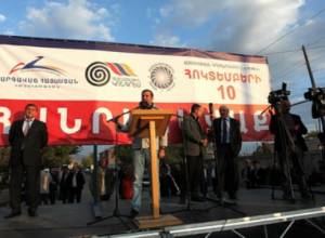 Opposition troika rallies supporters in Vanadzor 