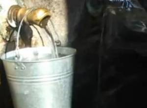 Бездомная женщина уже 26 лет приносит воду из соседского дома