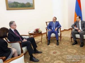 Armenian PM receives outgoing French Ambassador