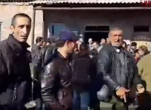 Жители села Егник угрожают опять перекрыть дорогу