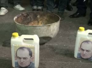Երեխաները, ի նշան բողոքի, այրեցին իրենց իսկ նկարները